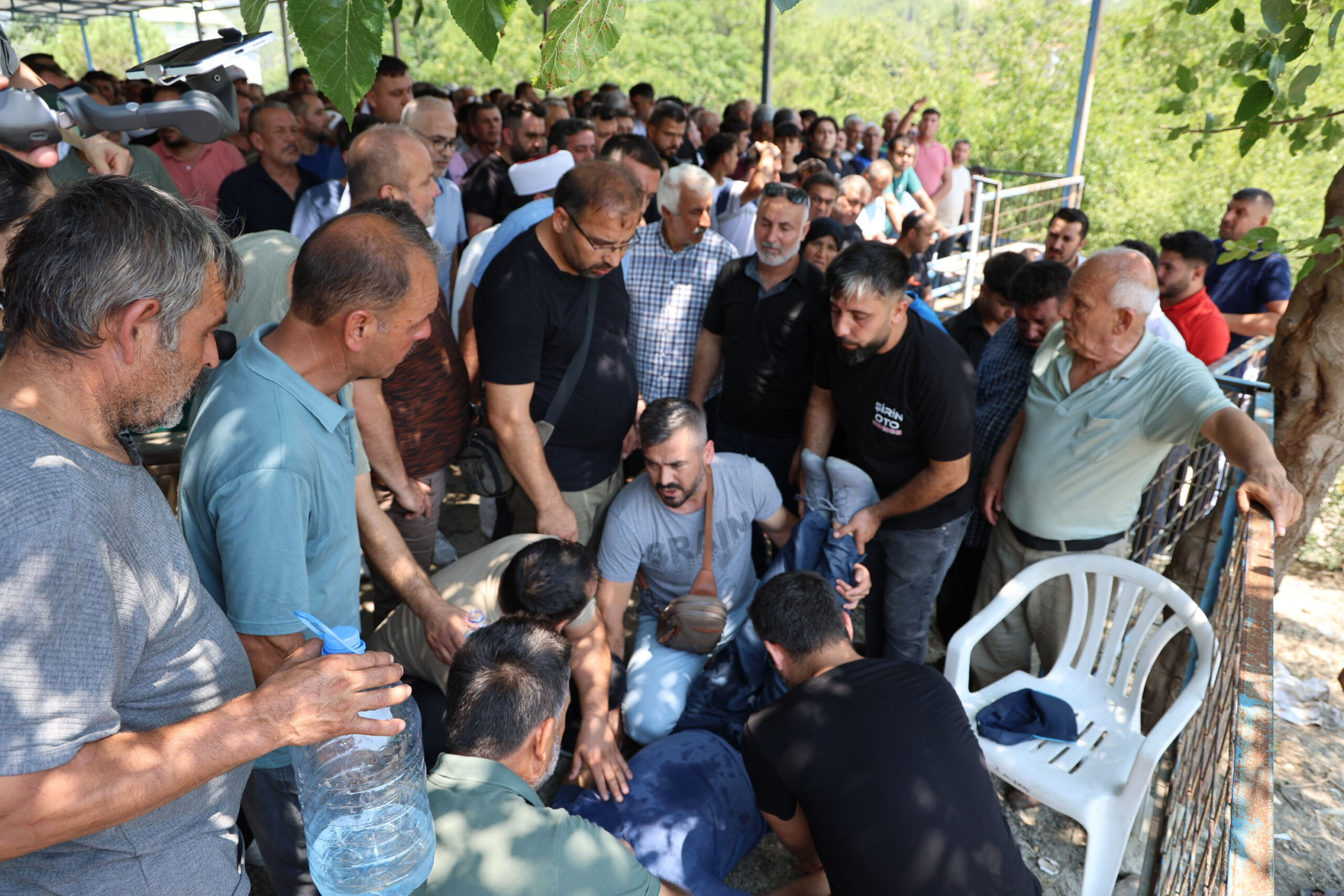 Göle düşen otomobildeki 4 kişi hayatını kaybetmişti! Gözyaşları içerisinde toprağa verildiler - 2. Resim