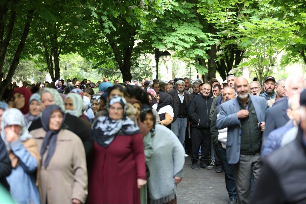 Görenler gözlerine inanamadı! Fide dağıtımında 2 kilometrelik kuyruk - 1. Resim