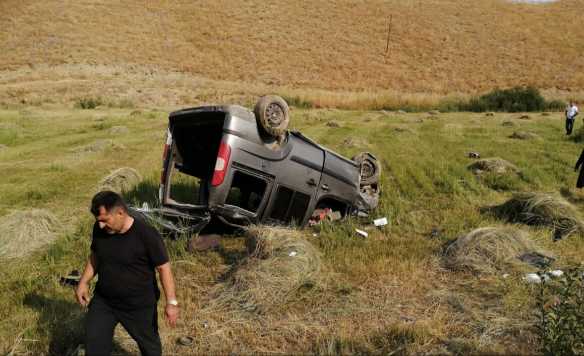 Hakkari'de feci kaza! Takla atan araçta 2 kişi öldü, 3 kişi yaralandı - 1. Resim