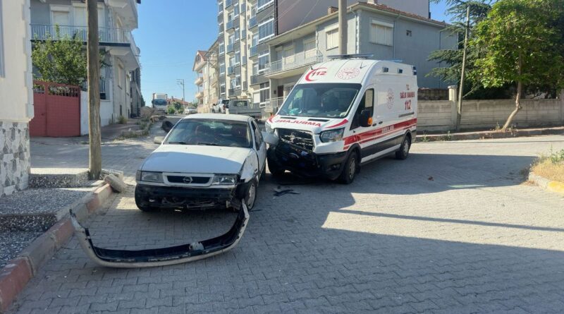 Hasta almaya giden ambulans kaza yaptı: 2 sağlık görevlisi yaralandı 7