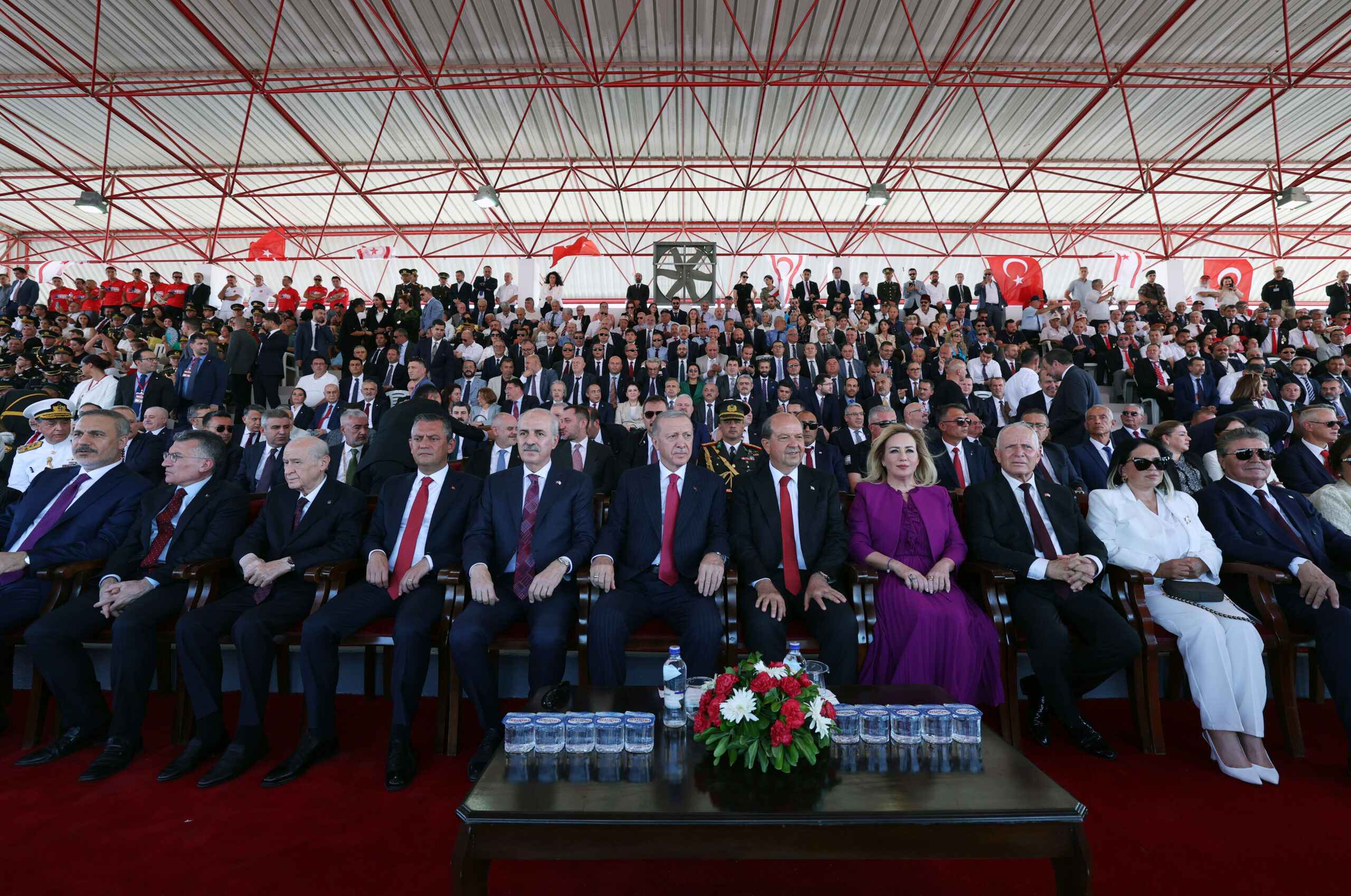 İktidar da muhalefet de Kıbrıs için tek yürek! Törene damga vuran kare - 1. Resim