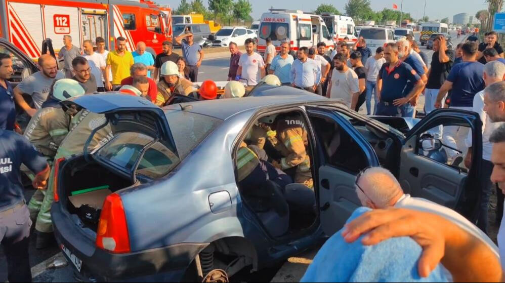 İstanbul'da feci kaza... Refüjü aştı, karşı şeritteki araca çarptı! Çok sayıda yaralı var - 2. Resim