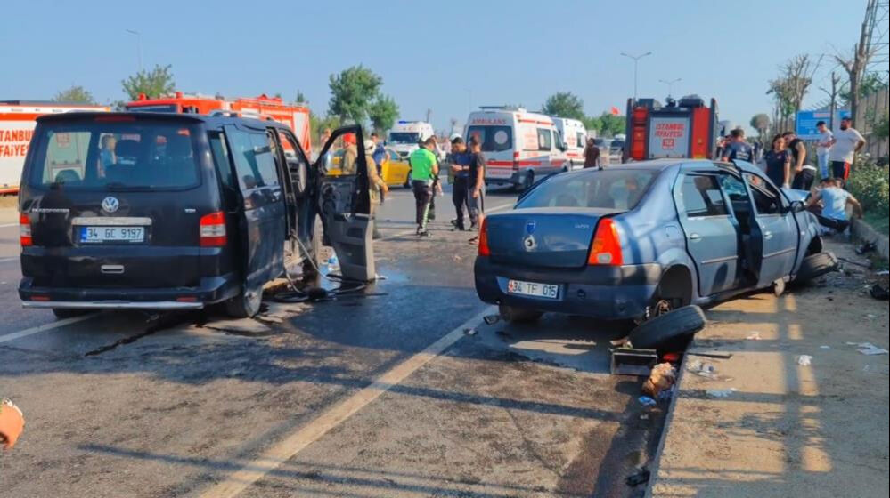 İstanbul'da feci kaza... Refüjü aştı, karşı şeritteki araca çarptı! Çok sayıda yaralı var - 1. Resim