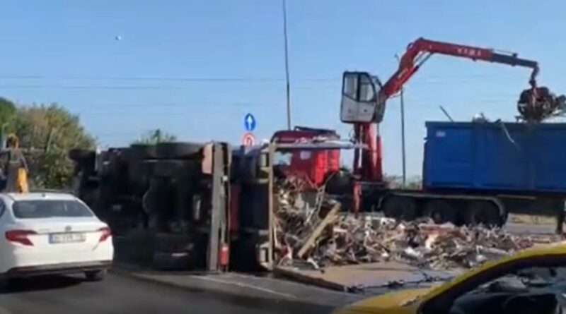 İstanbul'da kamyon devrildi! Hurdalar akan trafikte tehlike saçtı 2