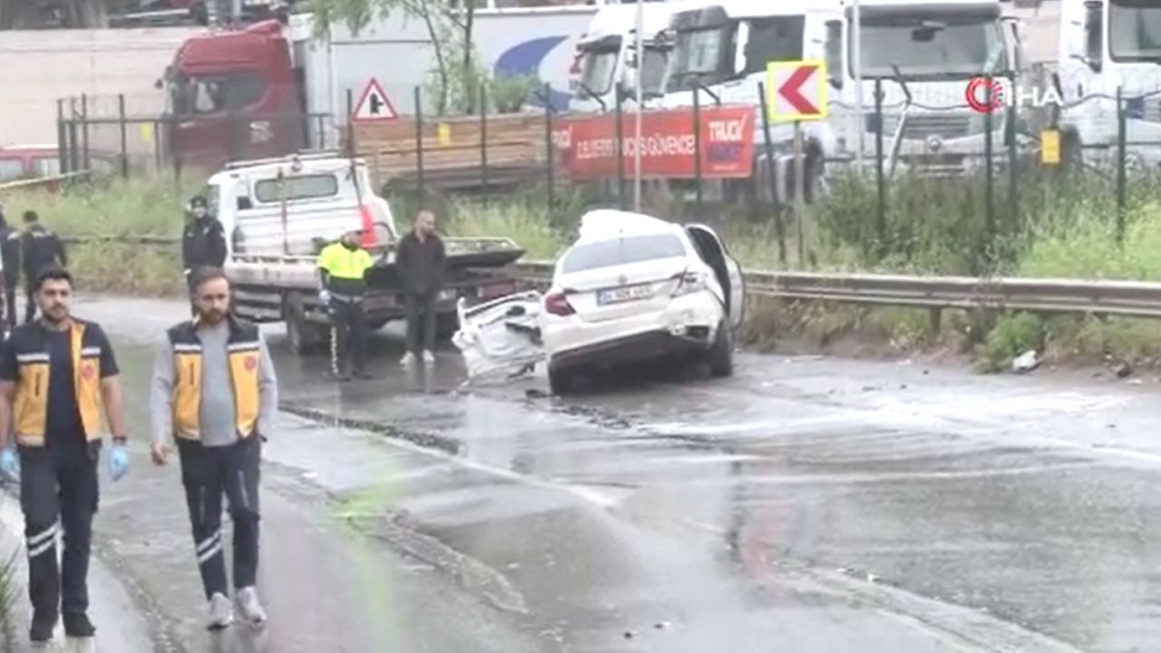 İstanbul'da yağmur kaza getirdi! Kamyon otomobille çarpıştı: 2 ölü, 4 yaralı - 1. Resim