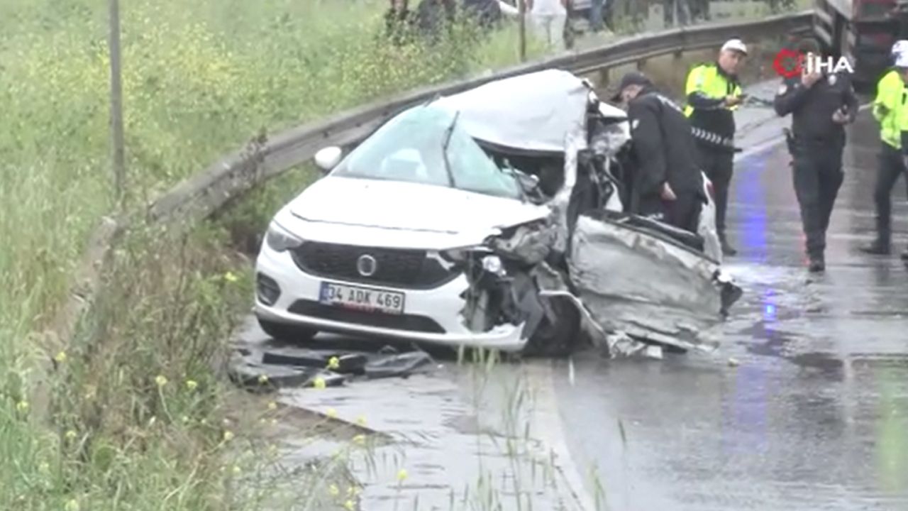 İstanbul'da yağmur kaza getirdi! Kamyon otomobille çarpıştı: 2 ölü, 4 yaralı - 2. Resim