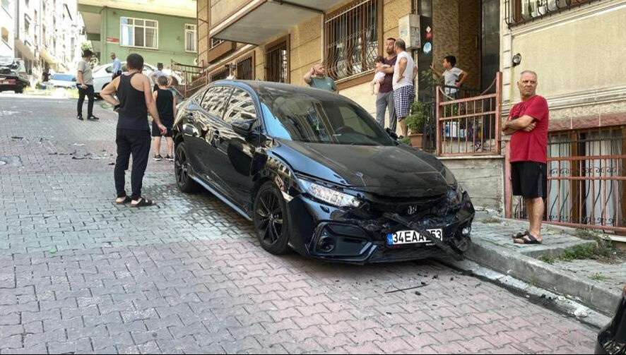 Kağıthane'de freni tutmayan araçtan atlayan kadın ölümden döndü! Kaza anı görüntüleri olay oldu - 4. Resim