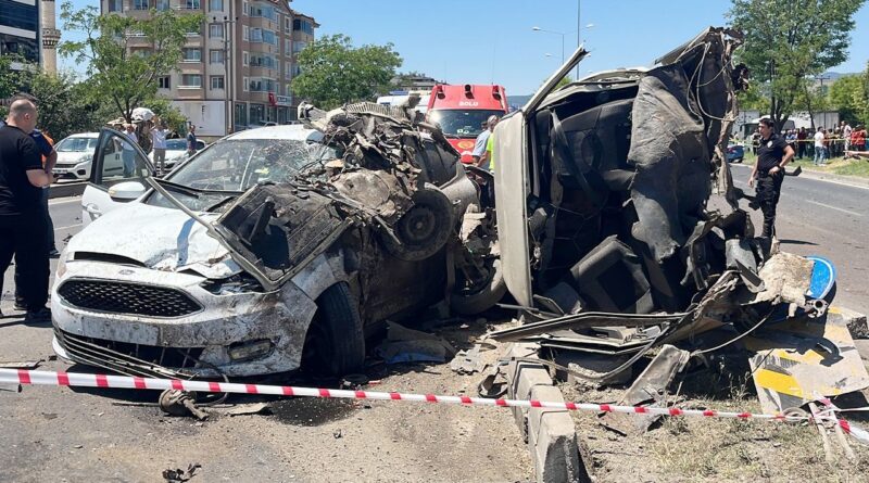 Katliam gibi kazada otomobil ikiye ayrıldı: 2 ölü, 3 yaralı 1