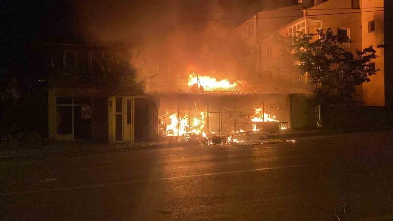 Kayseri’de Suriye Uyruklu Bir Kişinin 5 Yaşındaki çocuğu Taciz Ettiği Iddiası Halkı Sokağa Döktü: 10 polis yaralandı