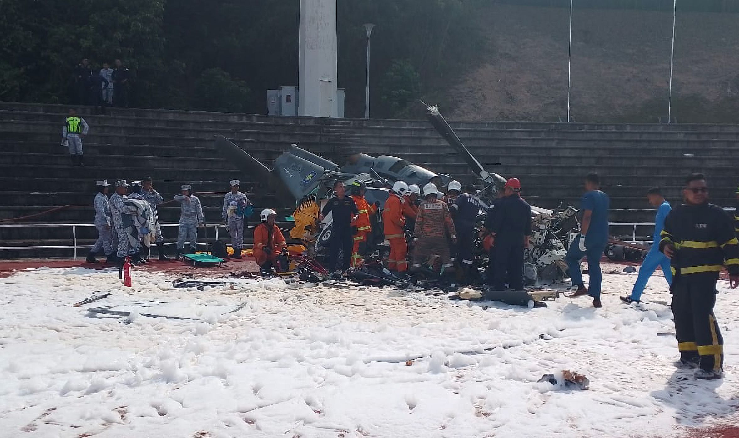 Malezya'da 2 askeri helikopter çarpıştı, 10 kişi öldü - 1. Resim