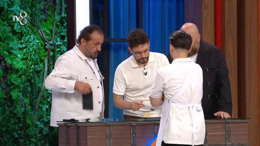 MasterChef Türkiye'de yarışmacının tabağından çıkan herkesi şaşkına çevirdi! - 1. Resim