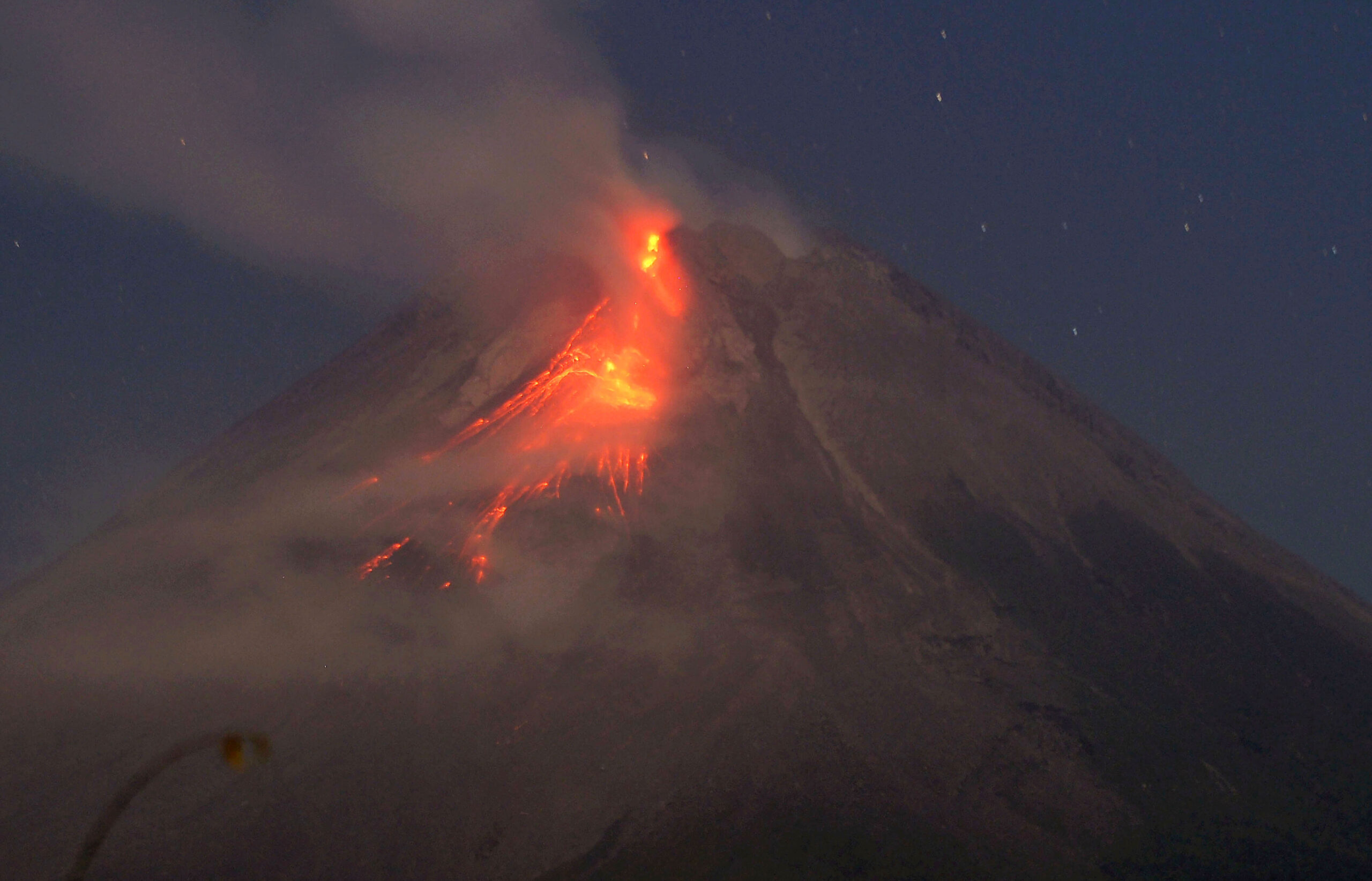 Merapi Yanardağı'nda volkanik hareketlilik! Lav akıntıları ve kül bulutları oluştu - 1. Resim