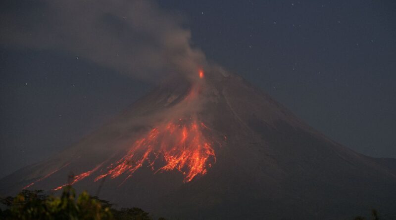 Merapi Yanardağı'nda volkanik hareketlilik! Lav akıntıları ve kül bulutları oluştu 1