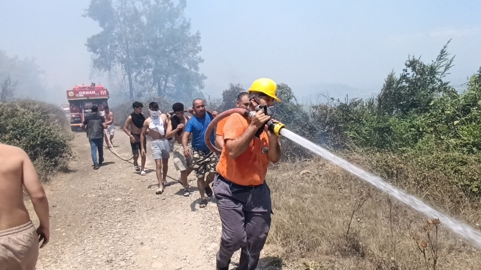 Mezarlıkta başladı, ormana sıçradı! Alevler mahalleyi alarma geçirdi - 2. Resim