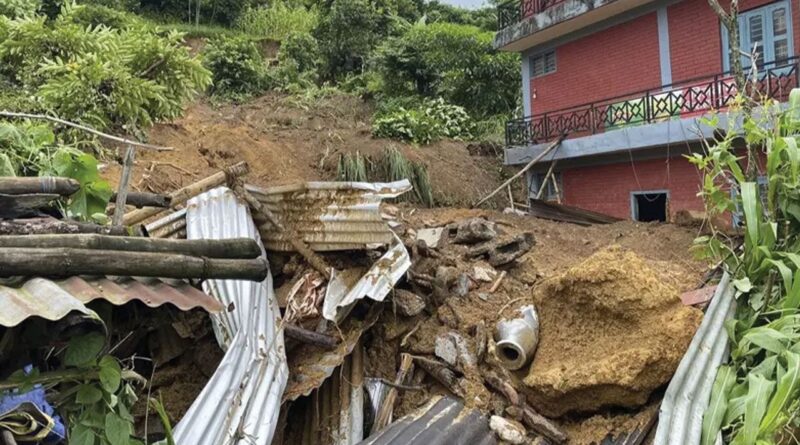 Nepal'de 2 otobüsün toprak kayması nedeniyle denize düşmesinin ardından 11 kişinin cesedi bulundu 2