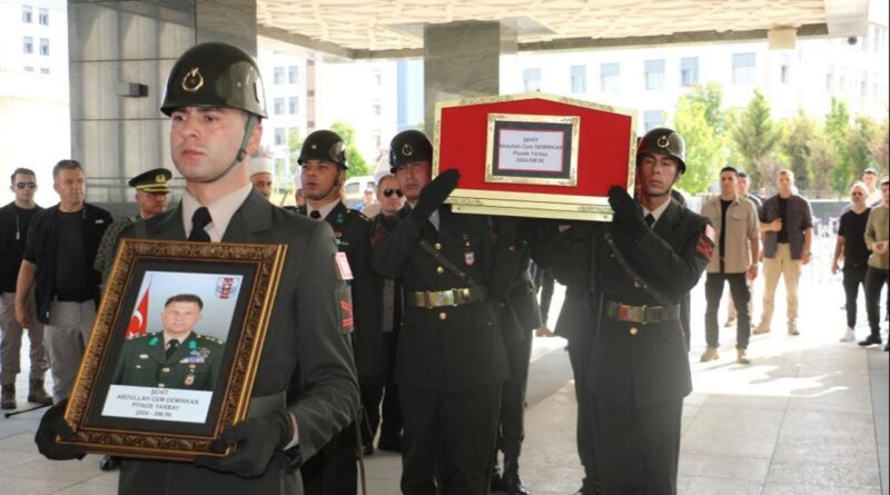 Pençe-Kilit kahramanına acı veda! Şehit Yarbay Demirkan son yolculuğuna uğurlandı 1