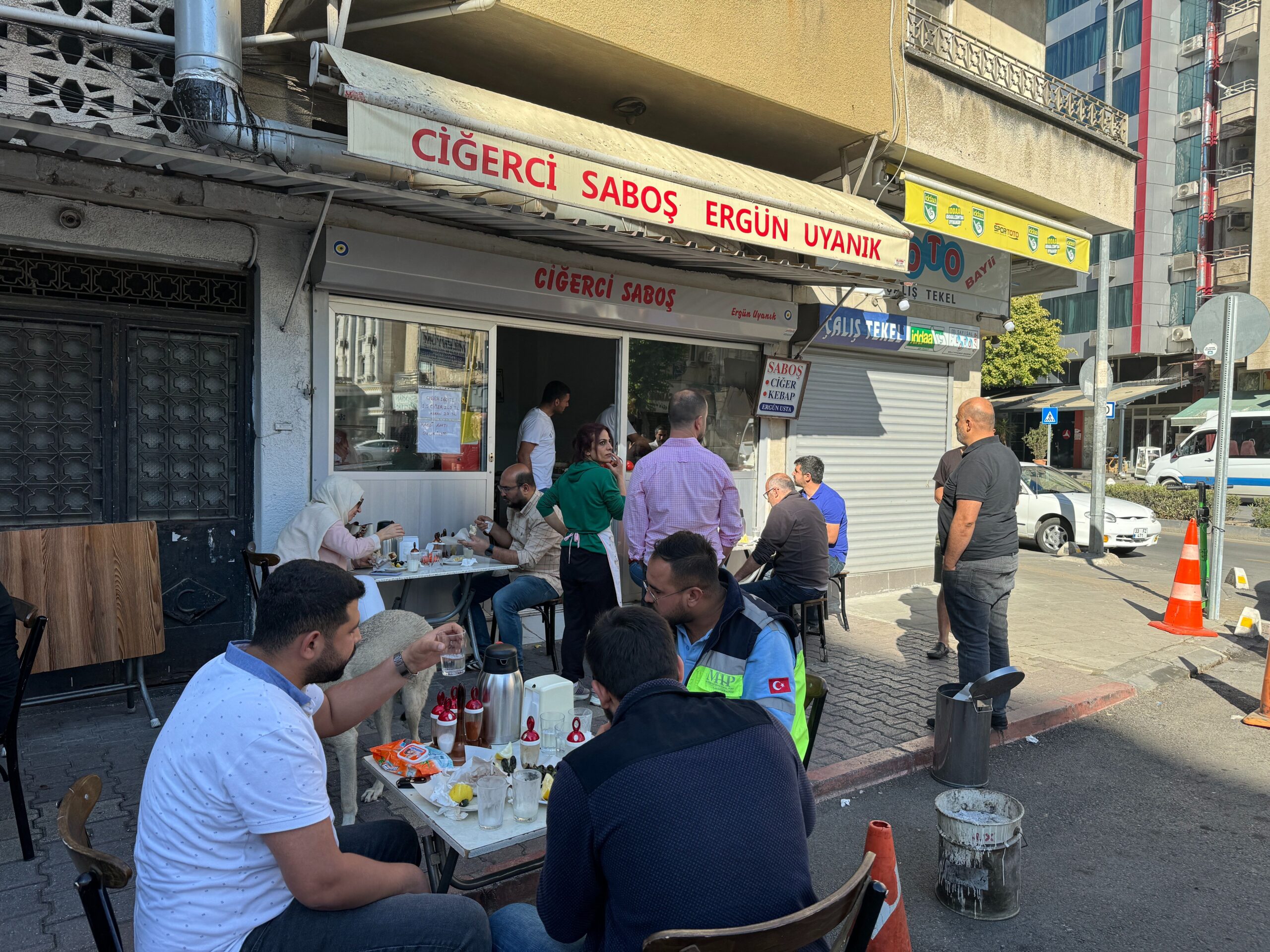 Sadece 10 metrekarelik dükkan! Kapış kapış gidiyor: Kapısında sıra eksik olmuyor, sadece 2 saat açık kalıyor - 3. Resim