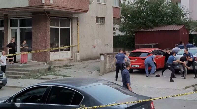 Samsun'da eşiyle tartışan kişi baltayla eve girmeye çalışırken yakalandı 1