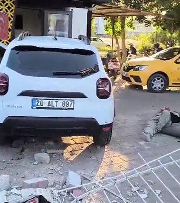 Servis bekleyen işçilerin arasına daldı! 2 kişi aracın altında kaldı, feryatları yürekleri dağladı - 2. Resim