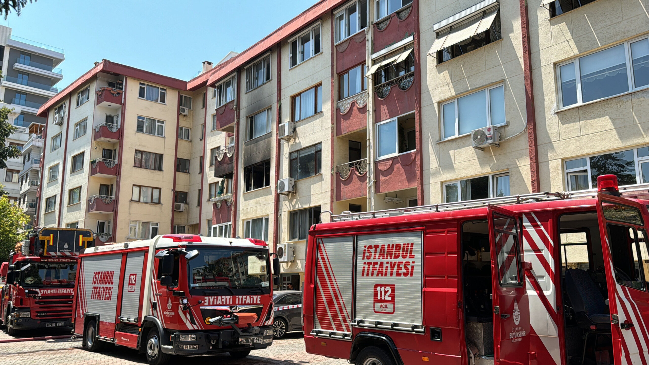 Şişli'de korkutan yangın! Alevlere teslim olan daire kullanılamaz hale geldi - 1. Resim