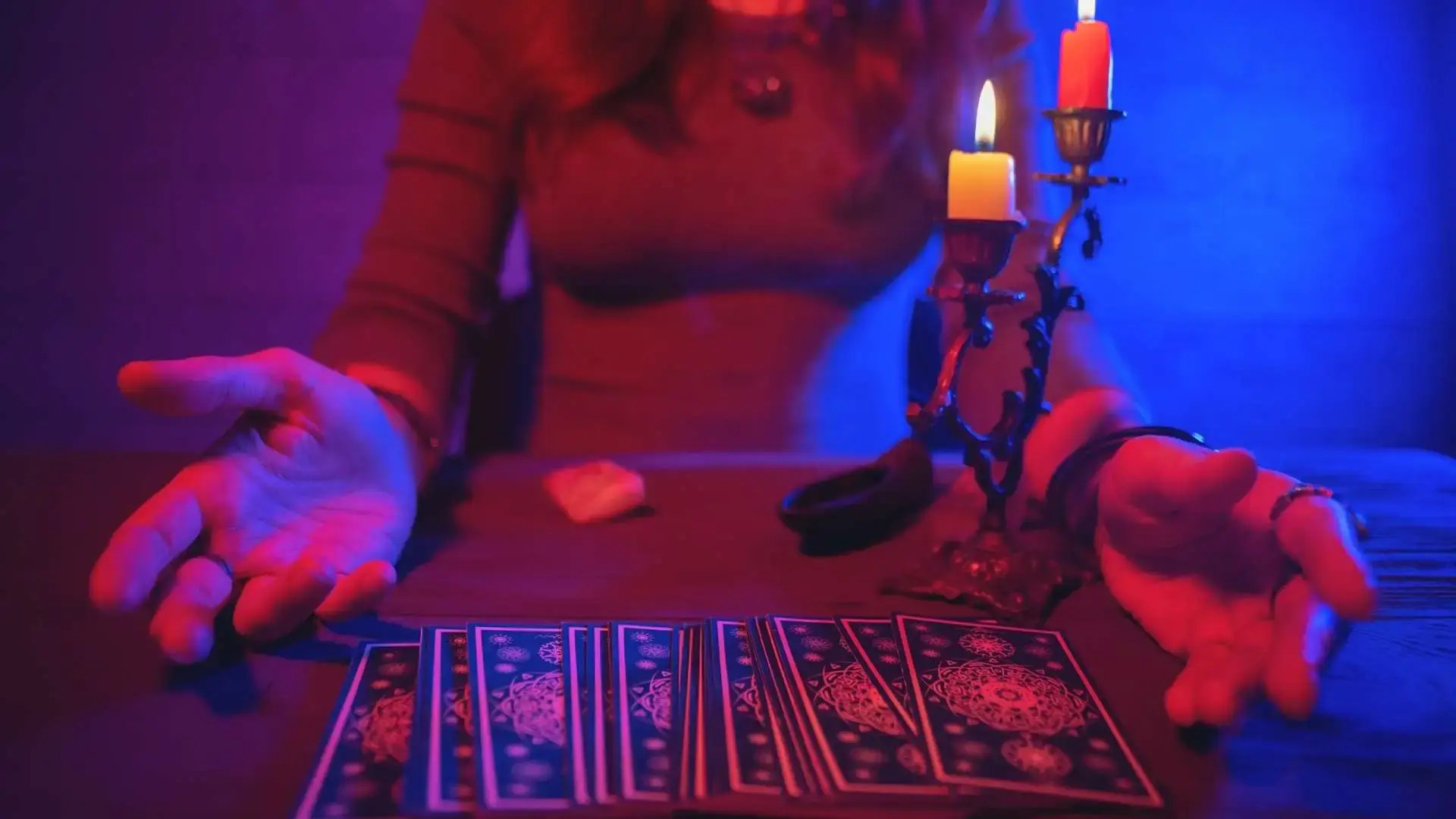 Tarot Falına Göre Gizli Aşkınız Size Açılacak! 13 Temmuz’da Ilk Adım Ondan Geliyor