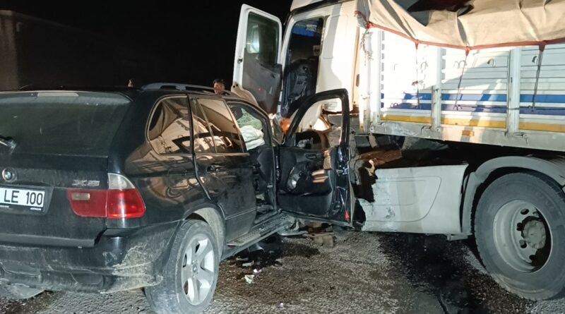 Tırla cip çarpıştı, 2'si polis memuru 4 kişi yaralandı 1