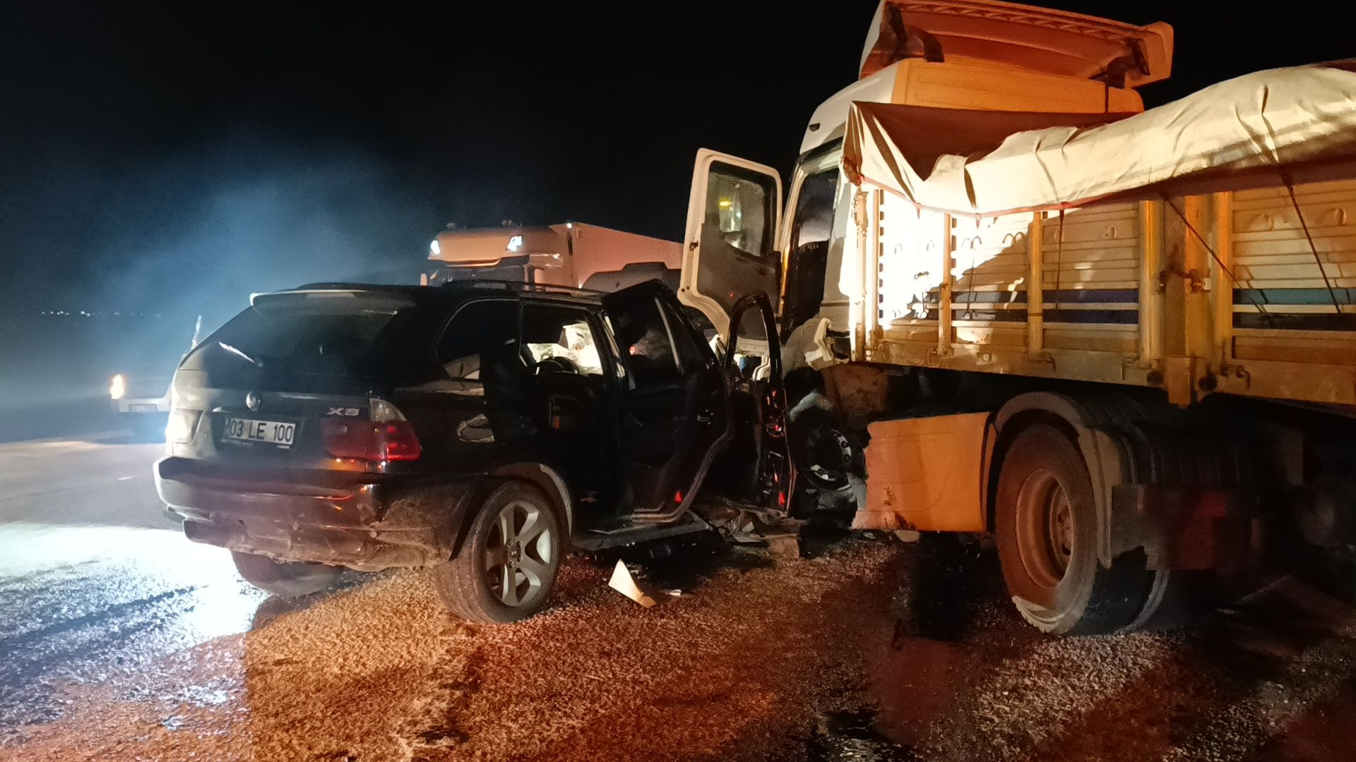 Tırla cip çarpıştı, 2'si polis memuru 4 kişi yaralandı - 1. Resim