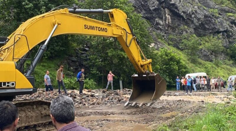 Trabzon'u heyelan vurdu! Araklı-Bayburt yolu ulaşıma kapandı 5