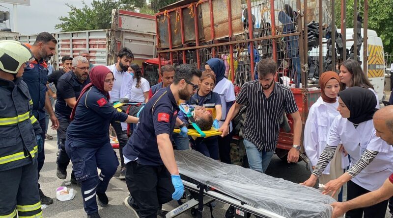 Trafik ışıklarında bekliyordu! Ne olduğunu anlamadı: 1'i ağır 2 yaralı 1