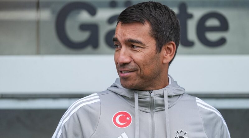 van Bronckhorst kamptan mutlu ayrıldı! 2 gol atan genç oyuncuya övgüler yağdırdı 1