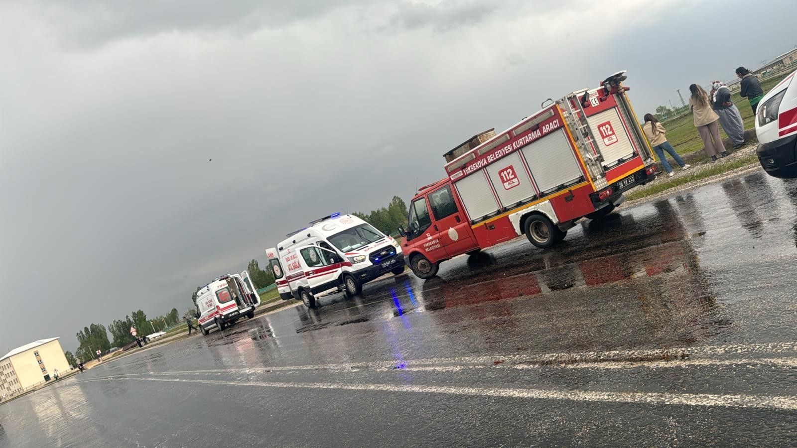 Yüksekova'da acı olay! Askeri araç devrildi, 2 asker yaralandı - 2. Resim