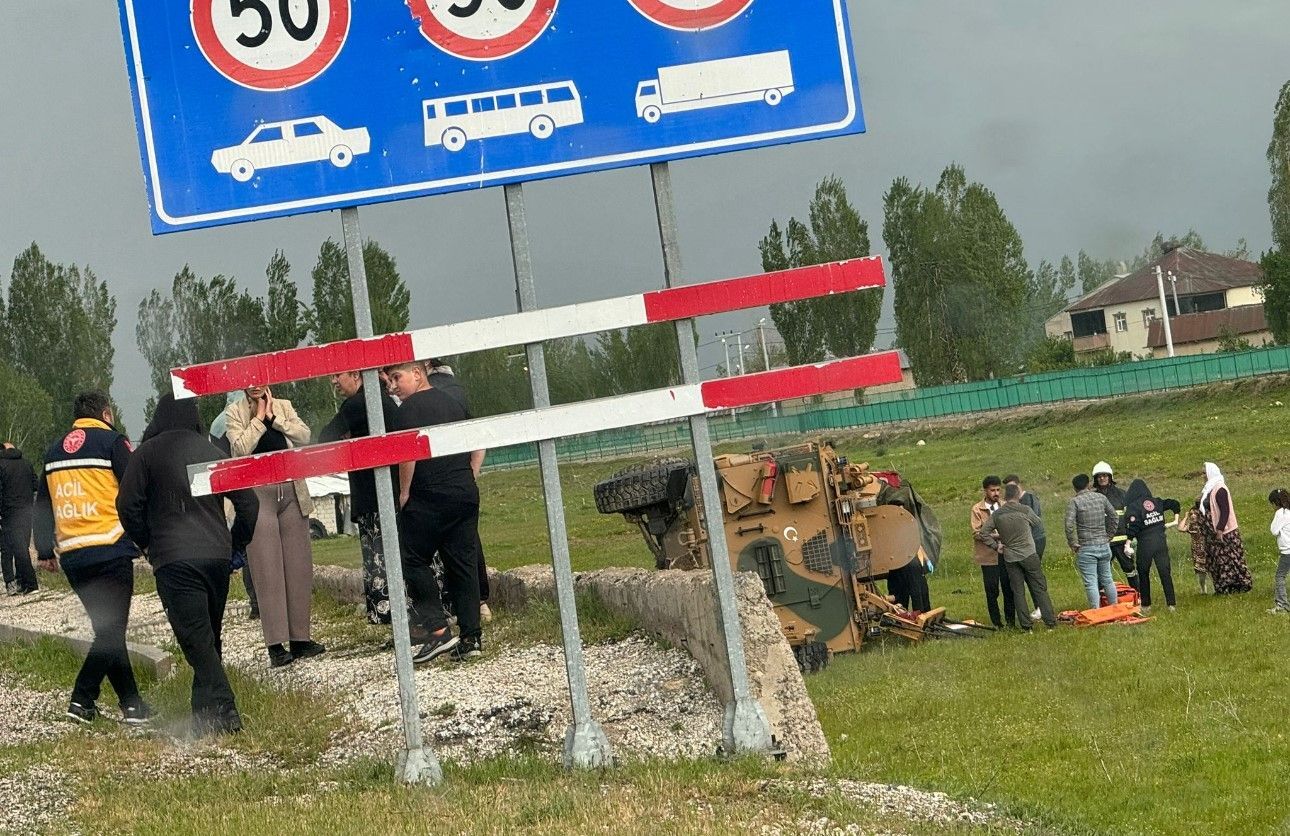 Yüksekova'da acı olay! Askeri araç devrildi, 2 asker yaralandı - 3. Resim