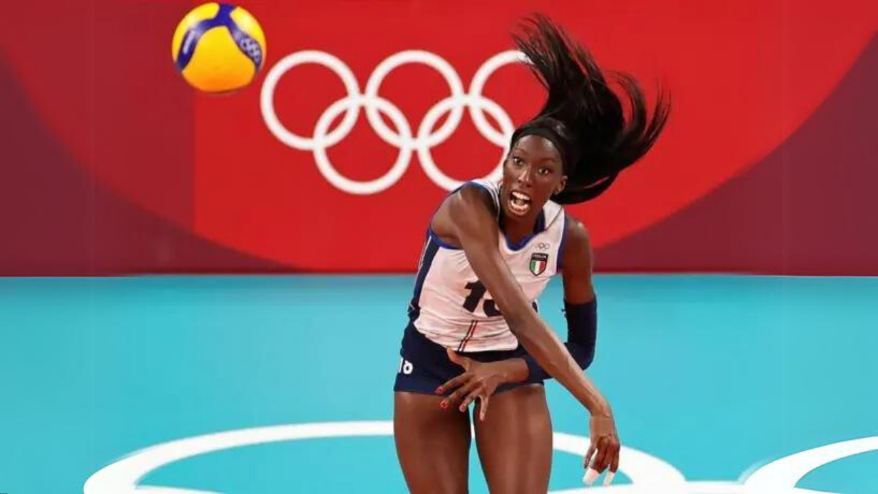 İtalya Voleybol Takımı'ndaki aslen Nijeryalı olan Paola Egonu, Vero Volley Milano takımında forma giyiyor