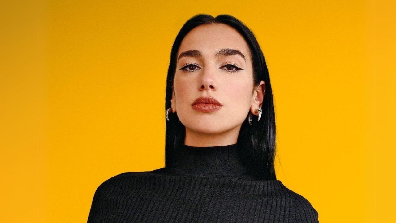 Vanilyalı Dua Lipa dondurması tarifinin yapımı çok kolay! Malzemeler için vanilyalı dondurma, zeytinyağı ve deniz tuzu gerekiyor