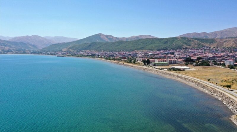 Van Gölü'ne giren çocuklar sarı saçlı oldu! Sodalı yapısı renk değiştirmesini sağlıyor 4