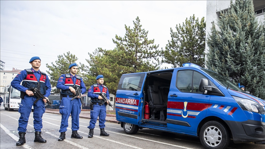 marmaris'te erkek kılığına giren kadın