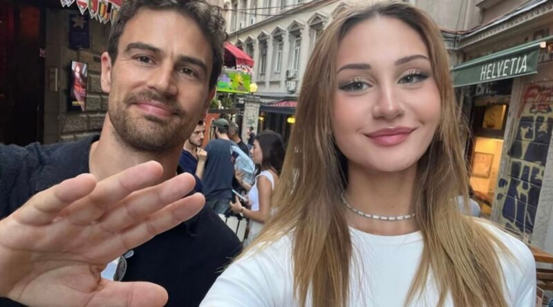 Theo James Türkiye İstanbul'da