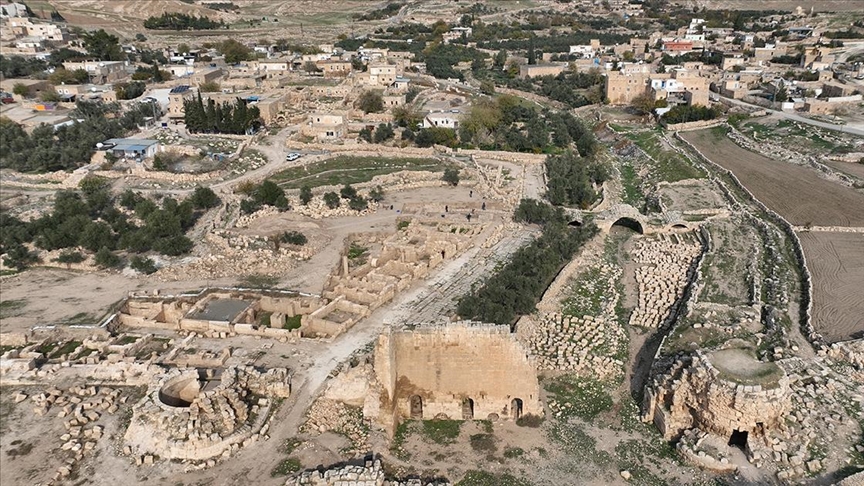 Tarih öğrenmenin bireye ve topluma faydaları ile ilgili afiş