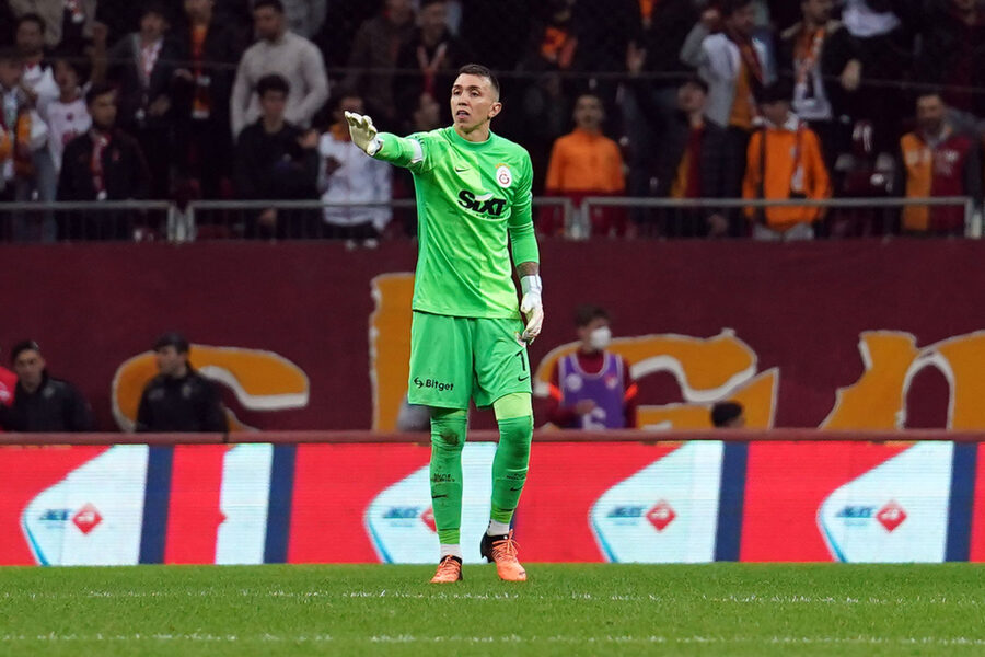 Muslera neden oynamıyor