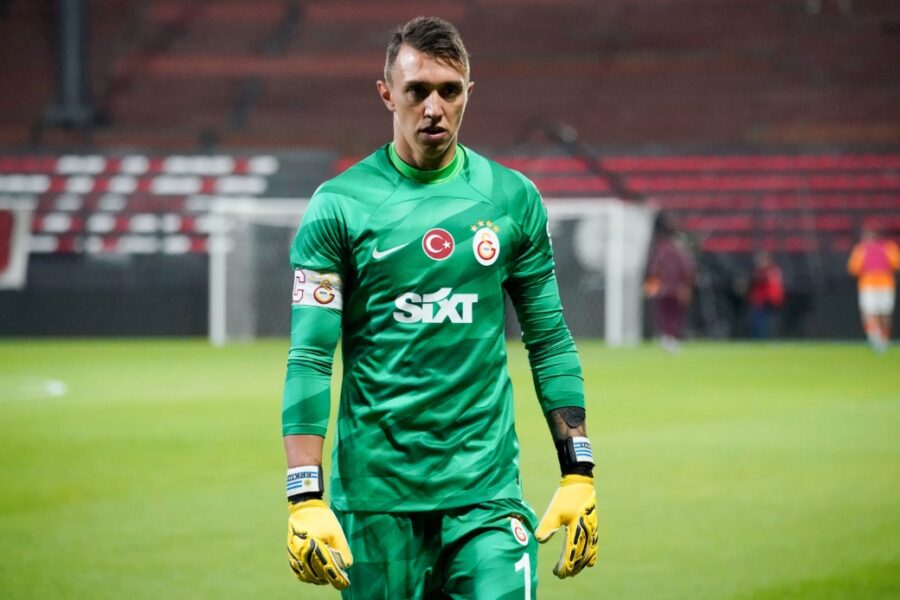 Muslera niye oynamıyor