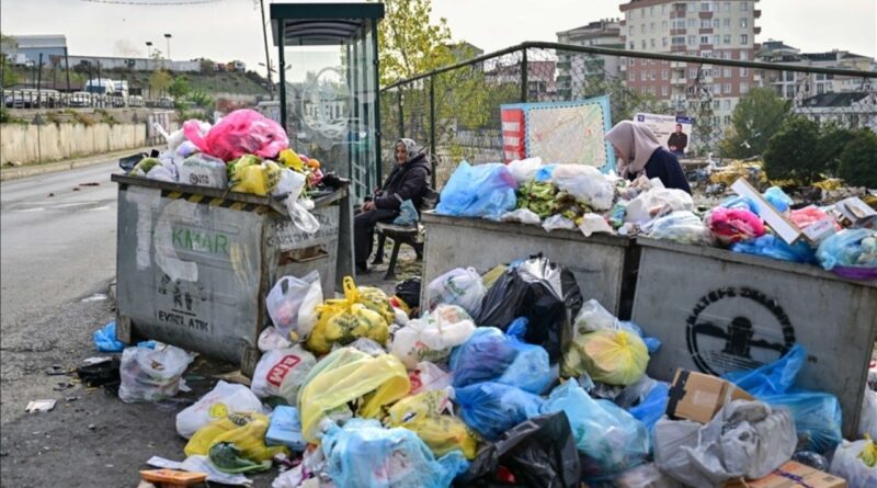 Maltepe'de grev nedeniyle çöp yığınları oluştu