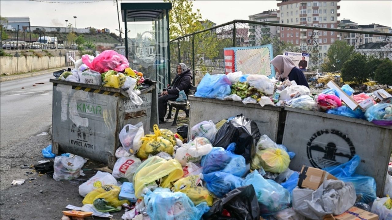 Maltepe’de grev nedeniyle çöp yığınları oluştu