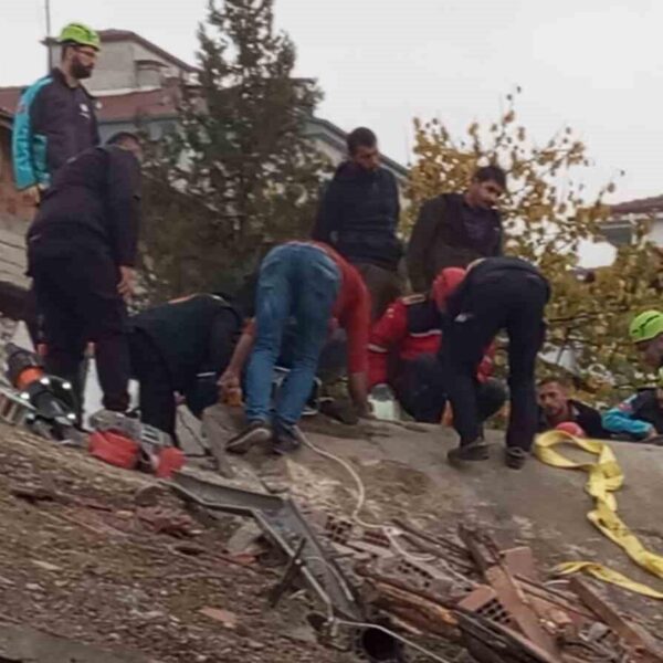 AFAD, itfaiye, sağlık ve Umke ekipleri Malatya'da kepçe operatörü enkazından çıkarmaya çalışıyor.-4