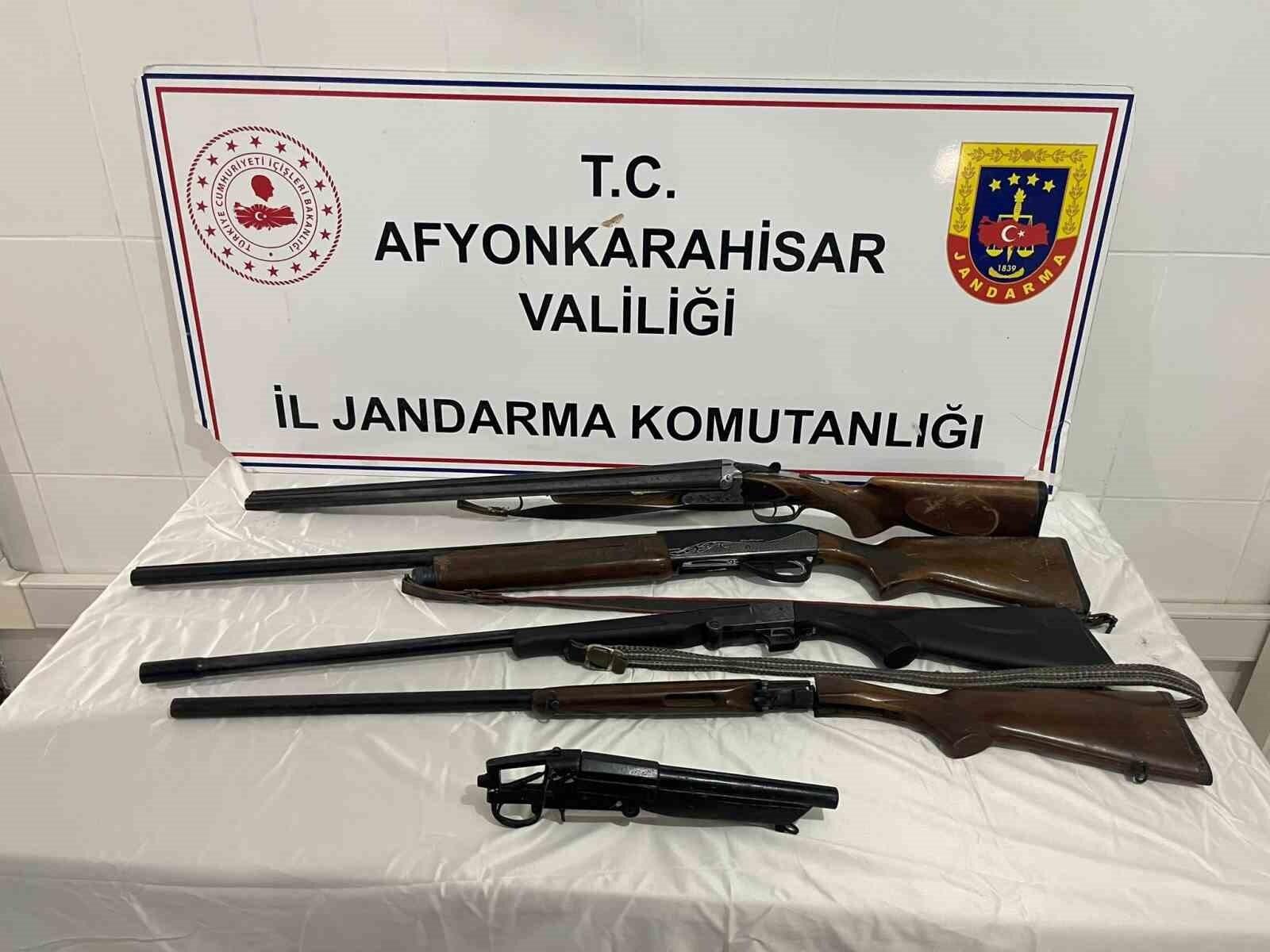 Afyonkarahisar’da Jandarma 5 Ruhsatsız Av Tüfeği Ele Geçirdi