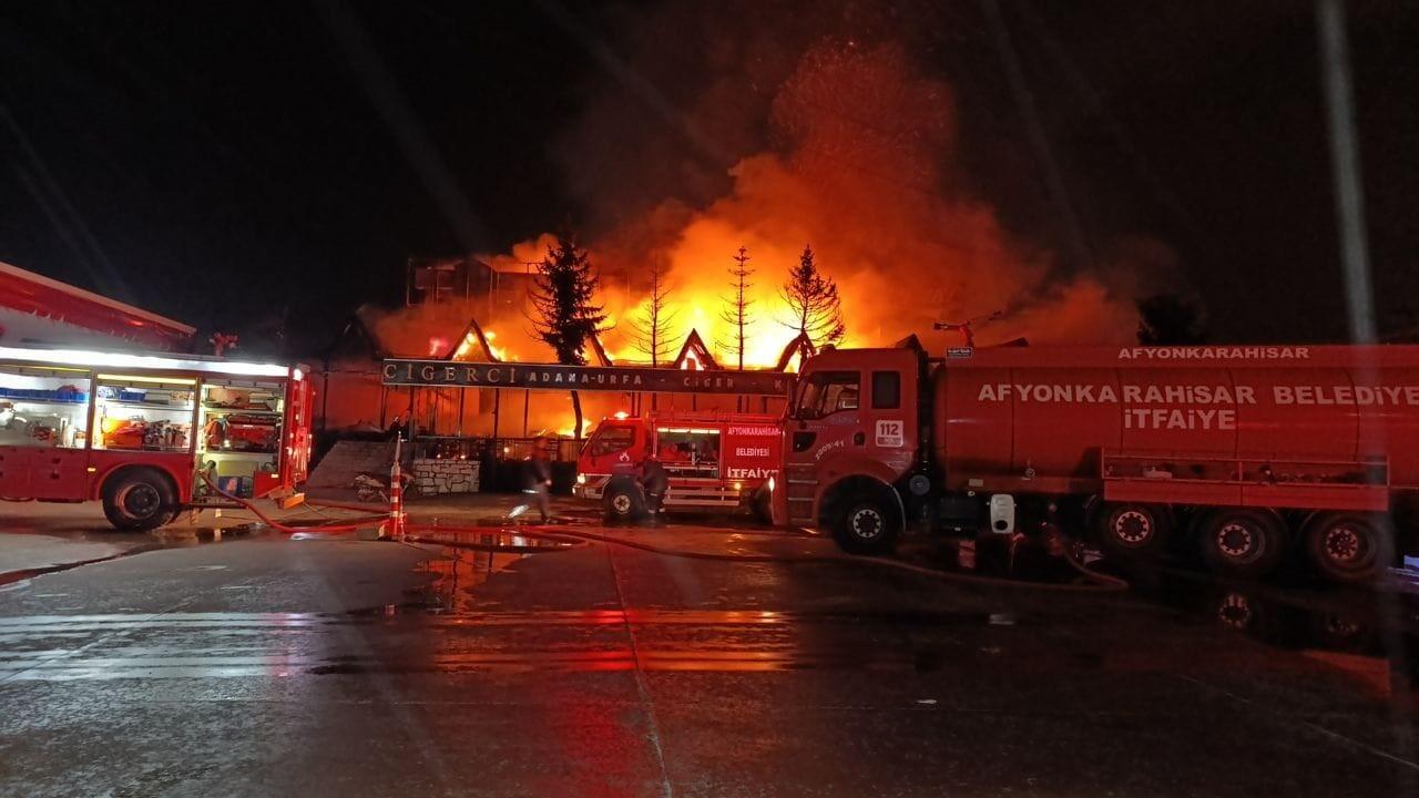 Afyonkarahisar’da Yangını Sönümünde İtfaiye Ekipleri Çalışıyor