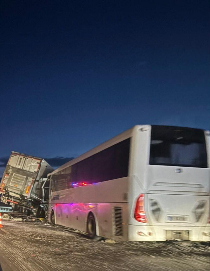 Afyonkarahisar’da Yolcu Otobüsü, Tır ve Otomobilin Karıştığı Kazada 30 Kişi Yaralandı