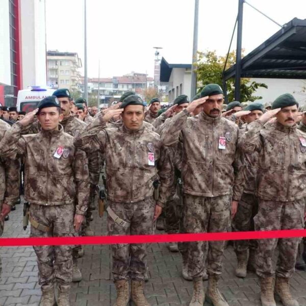 Aileleri Güçlükle Ayakta Duruyor: Şehit Polis Memuru Beykoz'un Cenaze Töreninde Görüntüler-4