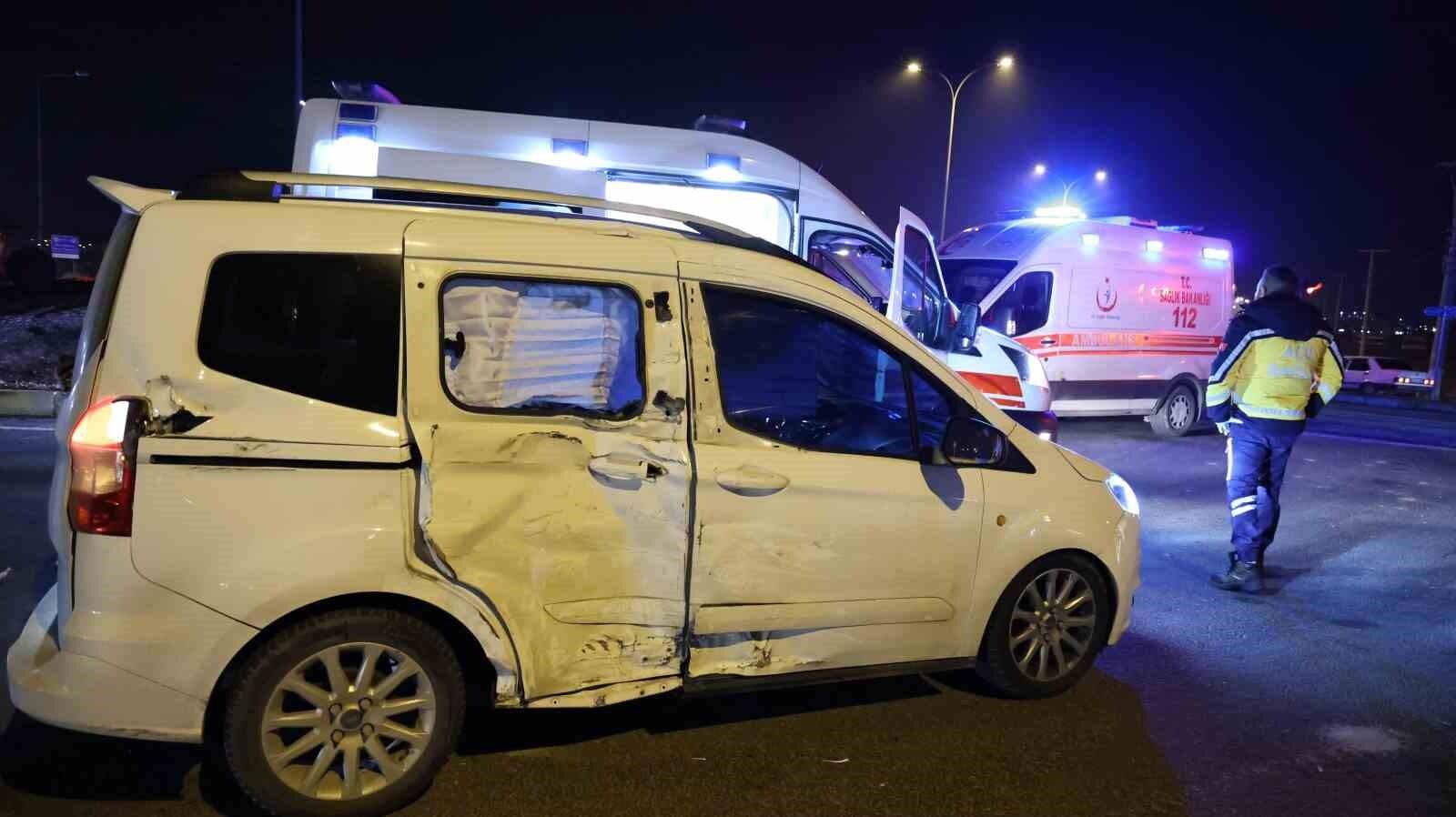 Aksaray-Ankara Karayolu’nda Trafik Kazası: Dün Gece 2 Kişiyi Yaralayan Çarpışma