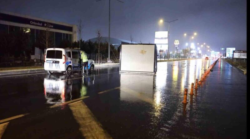 Aksaray'da Fırtına ve Yağışla Konteynerler Karayoluna Uçtu 1