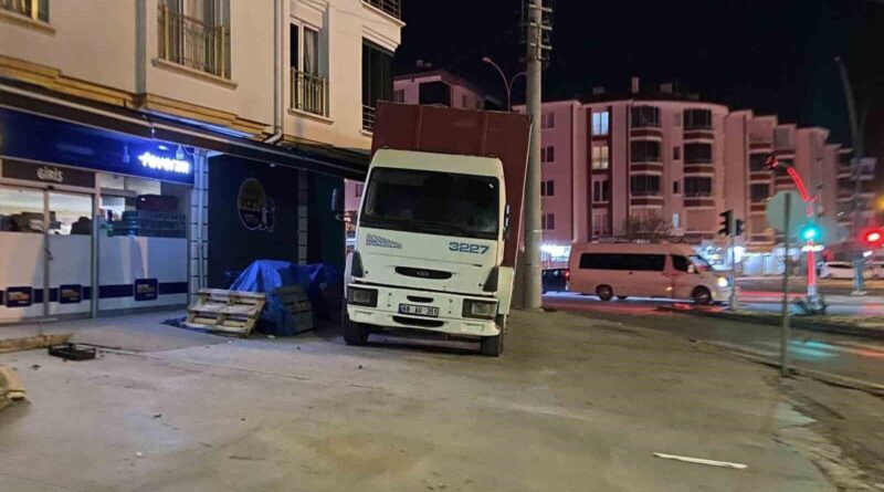 Aksaray'da Kaldırıma Park Edilen Kamyonun Plakasına 691 Lira Para Cezası Kesildi 1